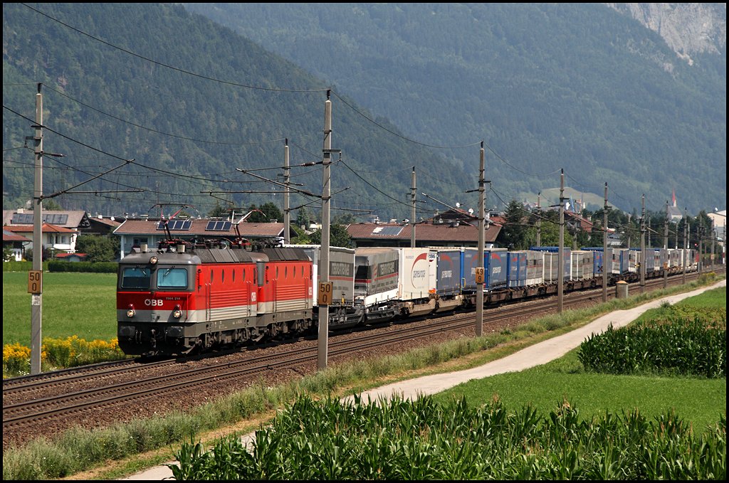Alpenheuler-POWER:  1144 214 (9181 1144 214-4) und 1144 216 (9181 1144 216-4) an der Zugspitze, und 1144 243 am Zugschluss, rollen mit dem TEC 42175 „Terratrans-Paneuropa-Express“, Bremen-Golland – Verona Q.E., durch das Inntal bei Schwaz. Auffllig an diesem Zug ist neben der (fast) immer kompletten Auslasstung auch nur der Einsatz von Doppeltragwagen. (07.08.2009)