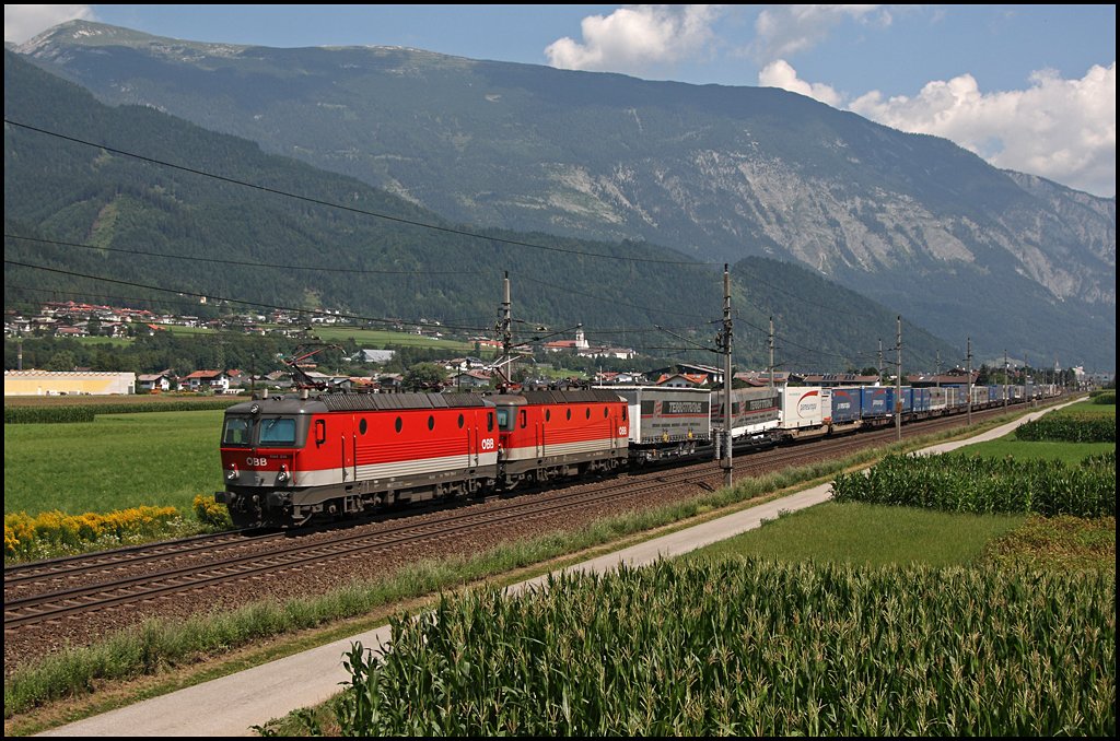 Alpenheuler-POWER im herrlichen Inntal:  1144 214 (9181 1144 214-4) und 1144 216 (9181 1144 216-4) an der Zugspitze, und 1144 243 am Zugschluss, rollen mit dem TEC 42175 „Terratrans-Paneuropa-Express“, Bremen-Golland – Verona Q.E., durch das Inntal bei Schwaz. Auffllig an diesem Zug ist neben der (fast) immer kompletten Auslasstung auch nur der Einsatz von Doppeltragwagen. (07.08.2009)