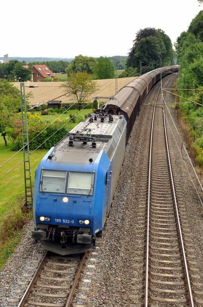Alpha Trains Belgium 185 522, vermietet an Captrain Deutschland, mit Schiebewandwagenzug in Richtung Osnabrck (Ostercappeln, 07.08.11).