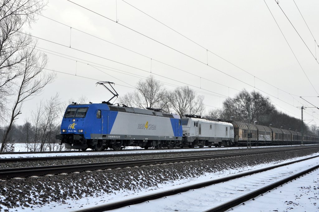 Alpha Trains Belgium 185-CL 004 (185 504) mit abgebügelter Akiem E 37511, beide vermietet an Captrain Deutschlaqnd, und einem überwiegend aus Schiebewandwagen bestehenden Güterzug am 19.01.13 im Bf Lemförde auf dem Ausweichgleis in Richtung Osnabrück, um in kürze einen IC und einen kurz darauf folgenden HKX passieren zu lassen.  