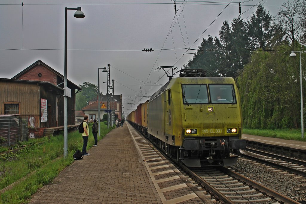 AlphaTrain 145-CL 031 (145 103-8) mit sehr stark Verschmutzen Lack und einem KLV bei der Durchfahrt in Kenzingen gen Norden.