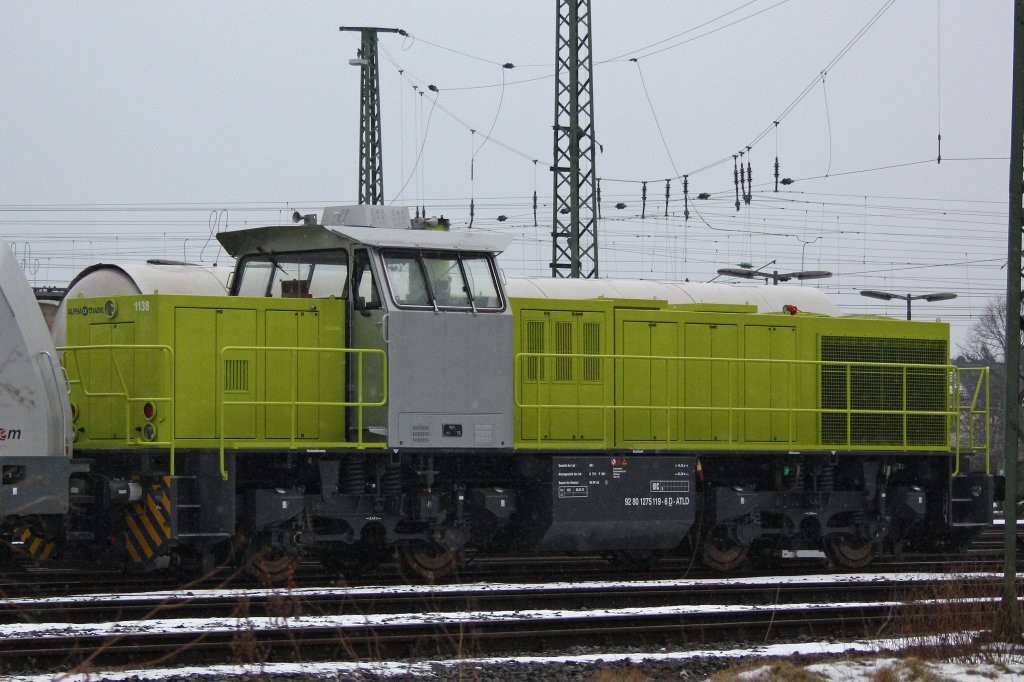 AlphaTrains 1138 (275 119) am 24.2.13 abgestellt im Bw Krefeld.
Aufgenommen durch den Zaun.
