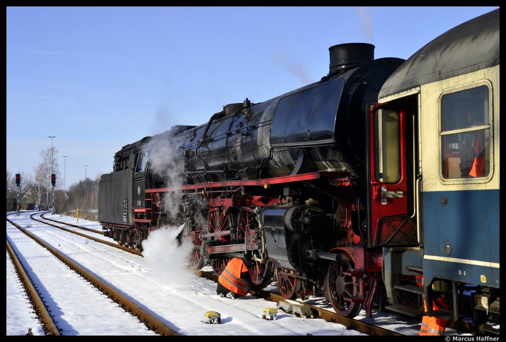Als die 01 1066 von ihrer schwierigen Bergfahrt, am 12. Februar 2012, �ber die Schiefe Ebene in den Bahnhof Neuenmarkt-Wirsberg zur�ckgerollt kam, wurden erstmal die Sandfallrohre freigeklopft... Gro�es Lob an das Lokpersonal, das den aus 5 Wagen bestehenden Sonderzug bei -20�C und vereisten Schienen �ber die Schiefe Ebene nach Marktschorgast brachte!