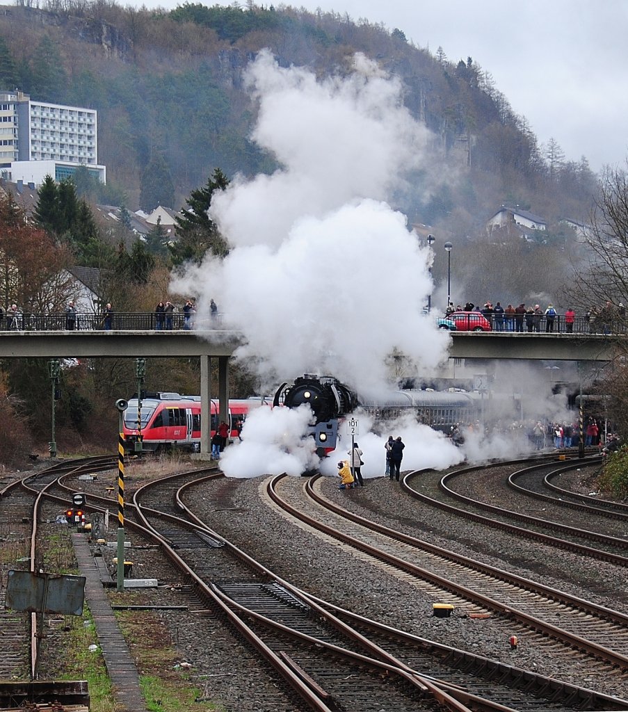 Als die 01 509 aus Gerolstein ausfuhr, haben einige Leute ihr Leben riskiert ... Morgen kommt das Bild, wo die Fotografen schon im Rauch der Lok verschwunden sind.