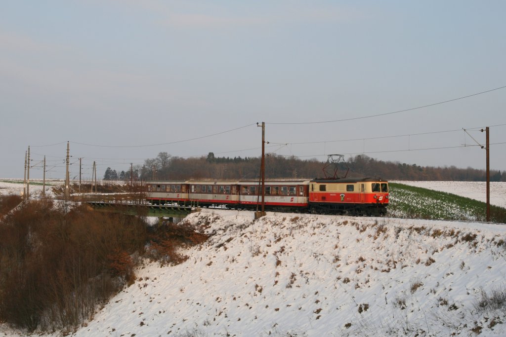 Als die 1099.008 mit dem R 6835 die Matzersdorfer Brcke befuhr, verbarg sich die Sonne leider schon hinter den Wolken. 30.11.2010
