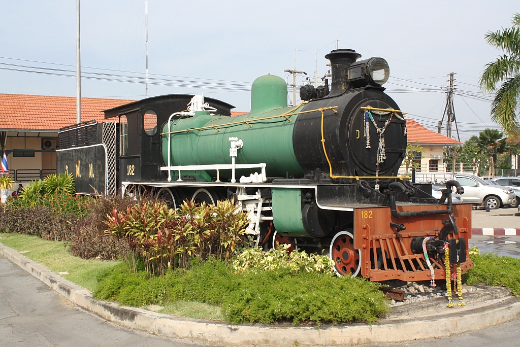Als 182 angeschrieben steht die 176(2'C-n2, NBL - Hyde Park , Bauj. 1919, Fab.Nr. 21809) aufgestellt auf dem Bahnhofsplatz von Chachoengsao am 04.Dezember 2010.