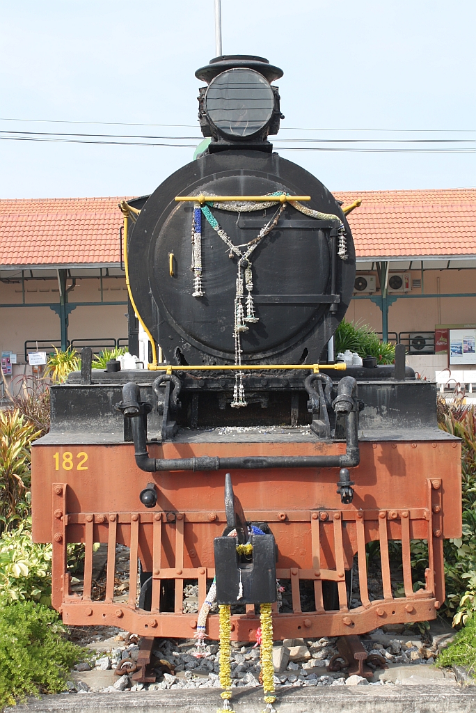 Als 182 angeschrieben steht die 176(2'C-n2, NBL - Hyde Park , Bauj. 1919, Fab.Nr. 21809) aufgestellt auf dem Bahnhofsplatz von Chachoengsao am 04.Dezember 2010.