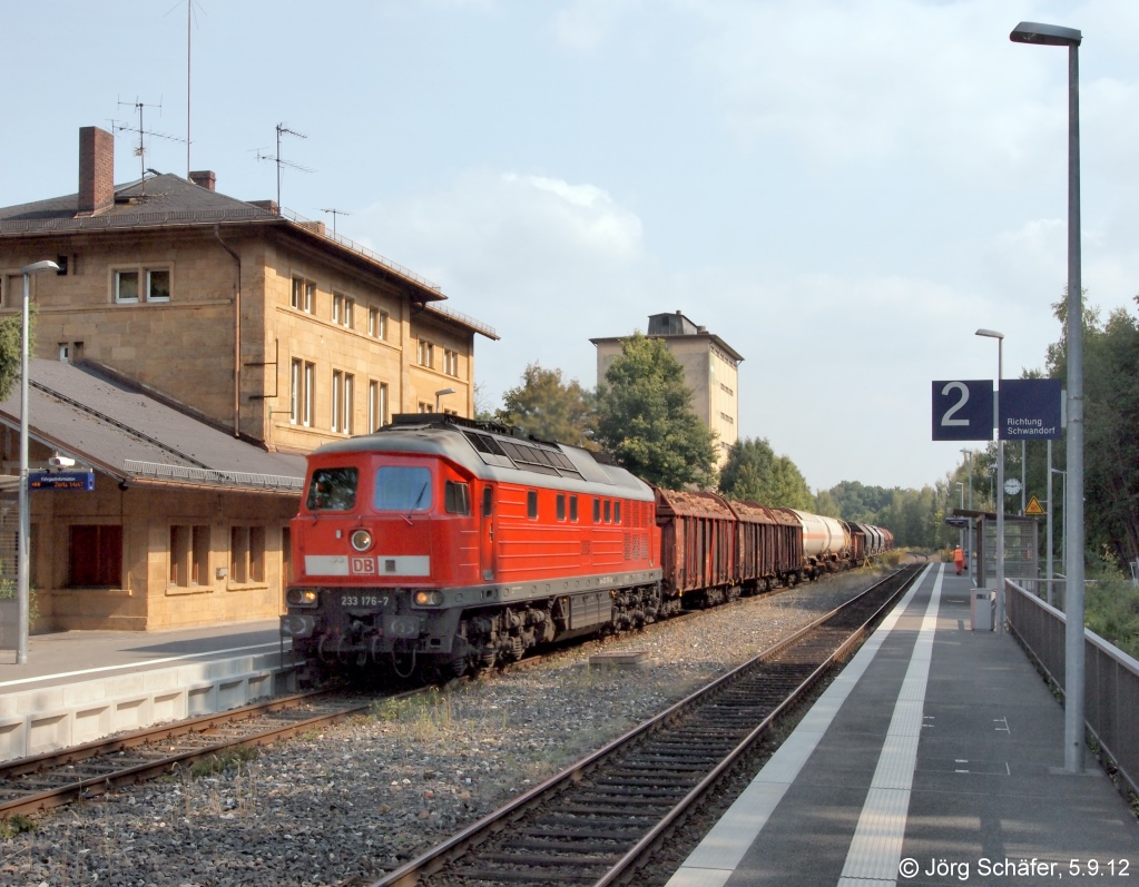 Als 233 176 neun Jahre spter ihren Gterzug durch Sulzbach-Rosenberg zog, hatte sich der Bahnhof radikal verndert. 