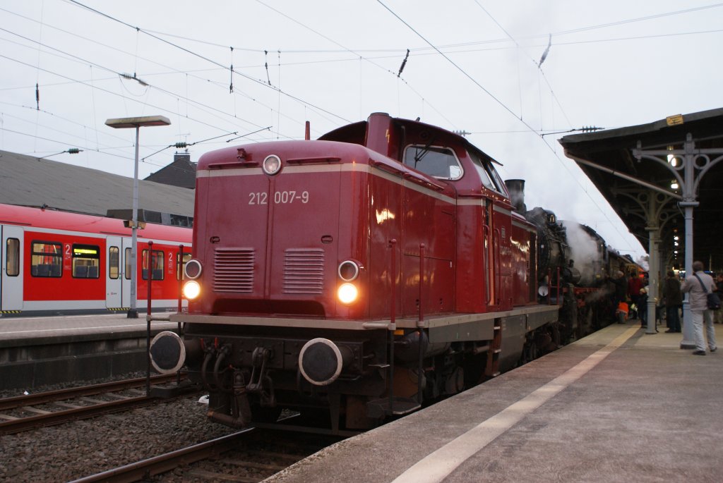 Als 38 2267 nicht mehr konnte, leistete 212 007-9 Vorspann.Hier bei der Bereitstellung in Solingen Hbf am 24.10.2009