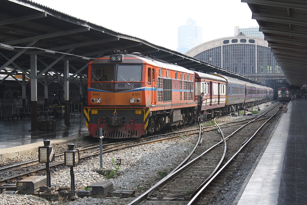 ALS 4101 (Co'Co', de, Alsthom, Bj.1974) mit dem SP EXP 35 nach Butterworth am 02.November 2012 im Bf. Hua Lamphong.