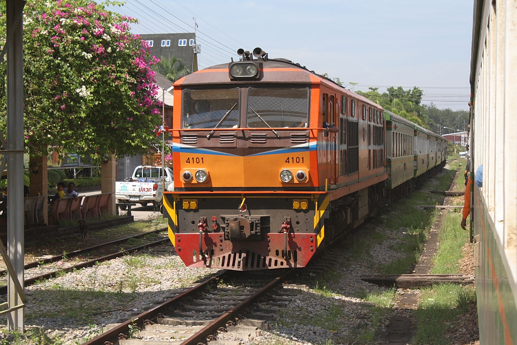 ALS 4101 (Co'Co', de, Alsthom, Bj.1974) mit dem ORD 445 (Chumphon - Hat Yai Junction) wartet am 07.Jnner 2013 im Bf. Na Bon die Kreuzung mit dem ORD 446 (Hat Yai Junction - Chumphon) ab.