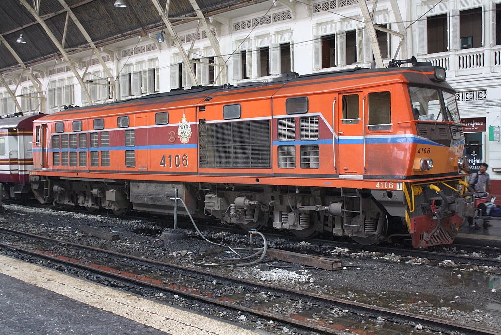 ALS 4106 (Co'Co', de, Alsthom, Bj.1974) ist am 24.Juli 2012 in der Halle des Bf. Hua Lamphong angekommen.

