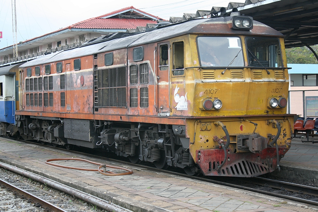ALS 4107 (Co'Co', de, Alsthom, Bj.1974/75) ist mit dem ORD 448 und 100 Minuten Versp�tung im Bf. Thung Song Junction angekommen, 25.Oktober 2010.