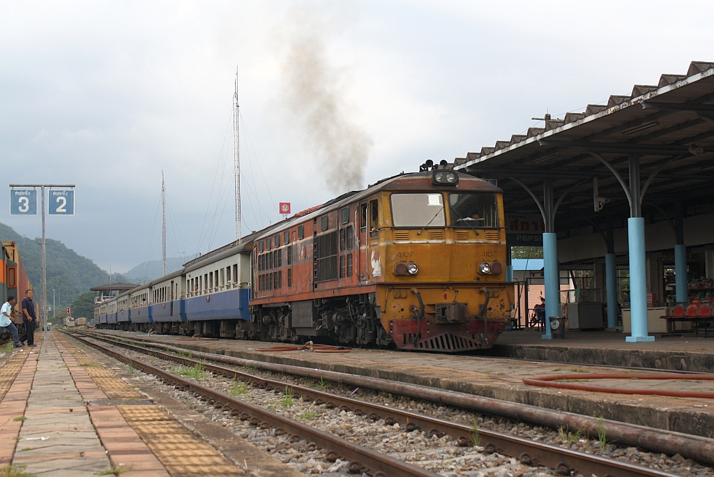 ALS 4107 (Co'Co', de, Alsthom, Bj.1974/75) verl�sst mit dem ORD 448 und nun nur mehr 89 Minuten Versp�tung am 25.Oktober 2010 den Bf. Thung Song Junction.