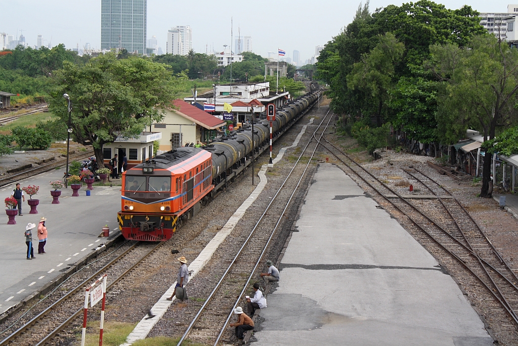 ALS 4108 (Co'Co', de, Alsthom, Bj.1974) am 08.Juni 2012 mit Oelzug bei der Durchfahrt im Bf. Bang Sue. 

