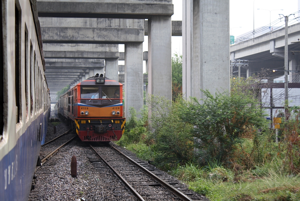 ALS 4109 (Co'Co', de, Alsthom, Bj.1974) f�hrt am 17.Mai 2012 nahe des Bf. Bang Khen in Richtung Hua Lamphong.