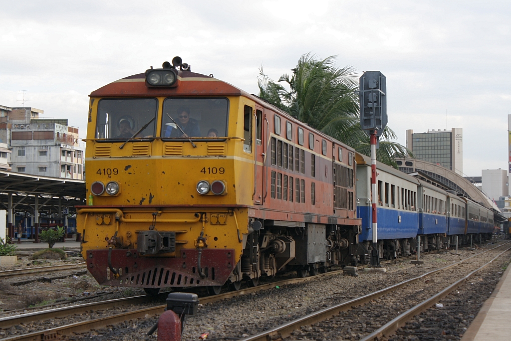 ALS 4109 verlsst am 07.Dezember 2010 mit dem ORD 315 nach Lop Buri den Bf. Hua Lamphong.