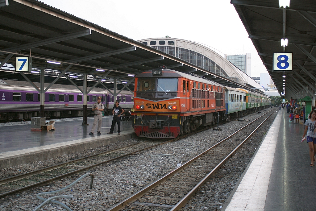 ALS 4110 (Co'Co', de, Alsthom, Bj.1974) am 02.November 2012 mit dem ORD 371 nach Prachinburi abfahrbereit auf Gleis 7 im  Bf. Hua Lamphong. 

