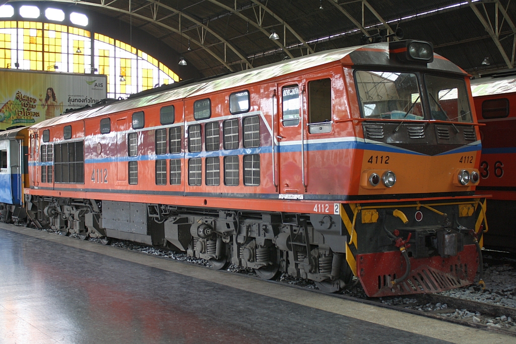 ALS 4112 (Co'Co', de, Alsthom, Bj.1974) ist am 24.Juli 2012 in der Halle des Bf. Hua Lamphong angekommen. 


