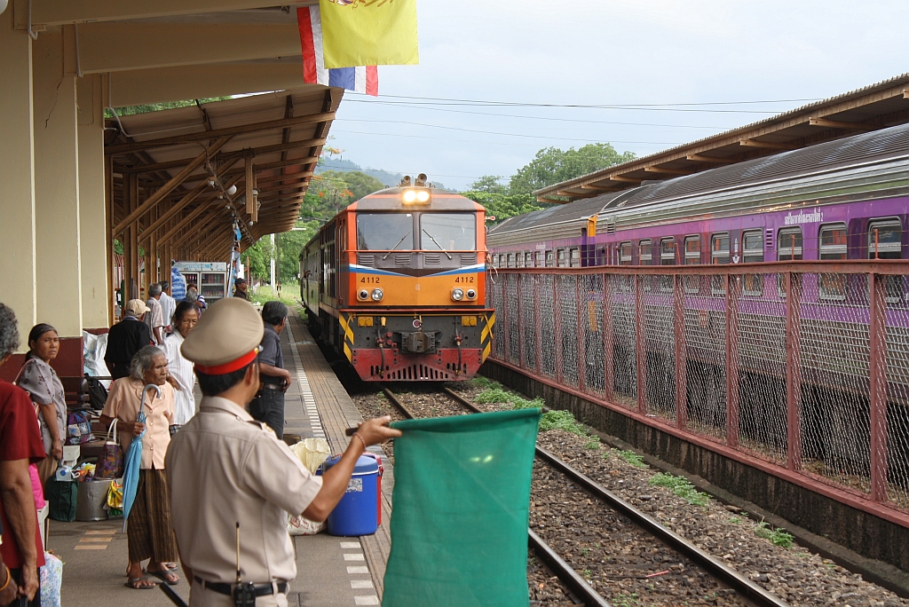 ALS 4112 (Co'Co', de, Alsthom, Bj.1974) faehrt am 17.Mai 2013 mit dem ORD 446 (Hat Yai - Chumphon) und 40 min. Verspaetung im Bf. Surat Thani ein.


