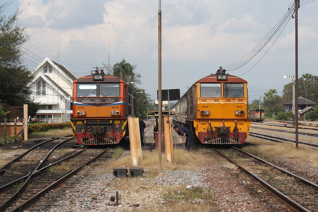 ALS 4113 und ALS 4125(beide: Co'Co', de, Alsthom, Bj.1974) am 04.November 2012 bei der Tankstelle des Bf. Sila-At.
