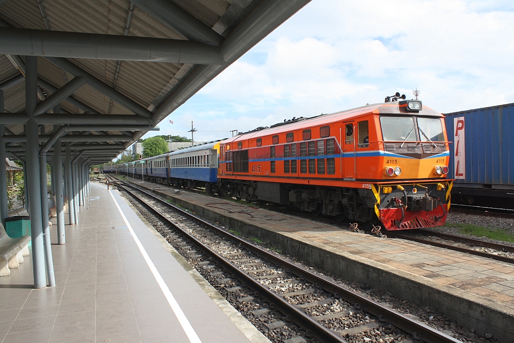 ALS 4115 (Co'Co', de, Alsthom, Bj.1974/75) fhrt am 25.August 2011 mit dem RAP 167 nach Kantang im Bf. Thung Song Junction ein.
