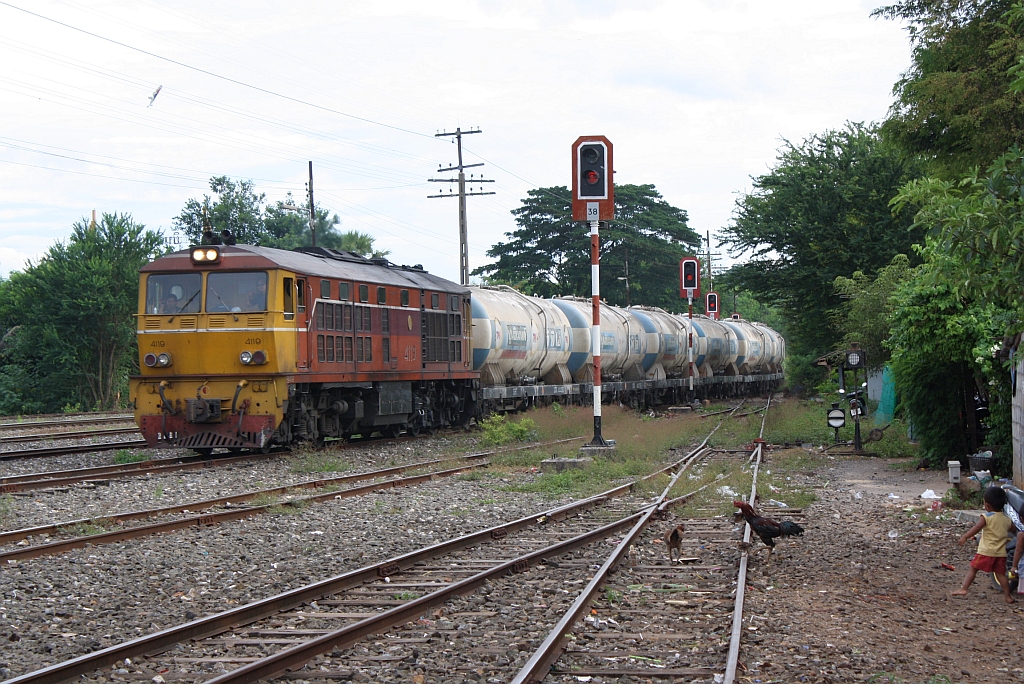 ALS 4119 (Co'Co', de, Alsthom, Bj.1974/75) am 11.Juni 2011 mit einem Gaskesselzug in die Pak Chang Station einfahrend.