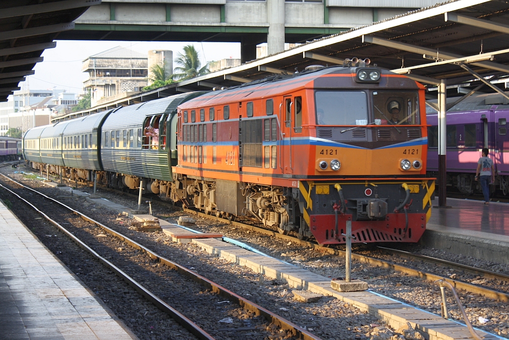 ALS 4121 (Co'Co', de, Alsthom, Bj.1974) fhrt am 17.Mrz 2012 mit dem Eastern & Oriental Express aus Singapore im Bf. Hua Lamphong ein.
