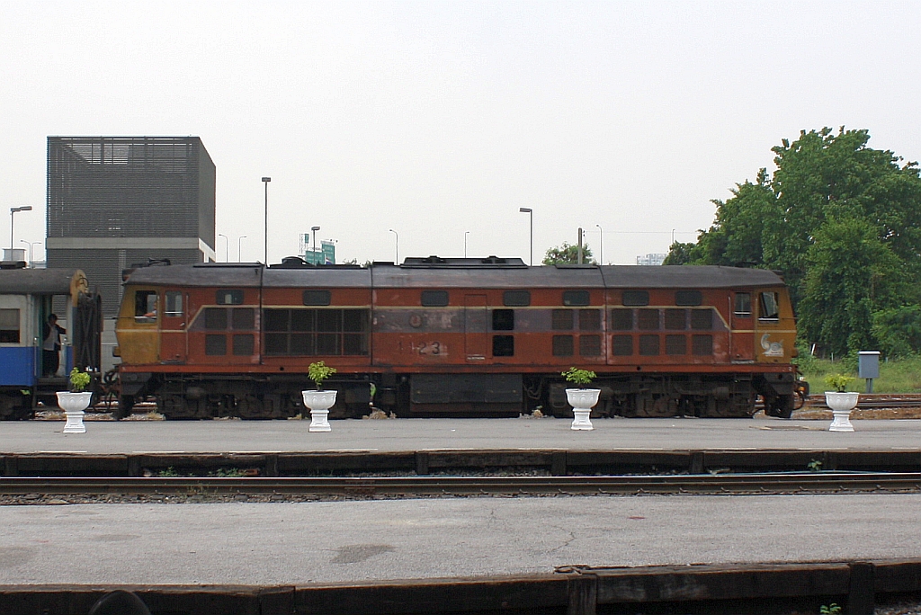 ALS 4123 (Co'Co', de, Alsthom, Bauj.1974/75) hlt am 16.Mrz 2011 mit dem ORD 234 von Surin nach Hua Lamphong im Bf. Bang Sue Junction.