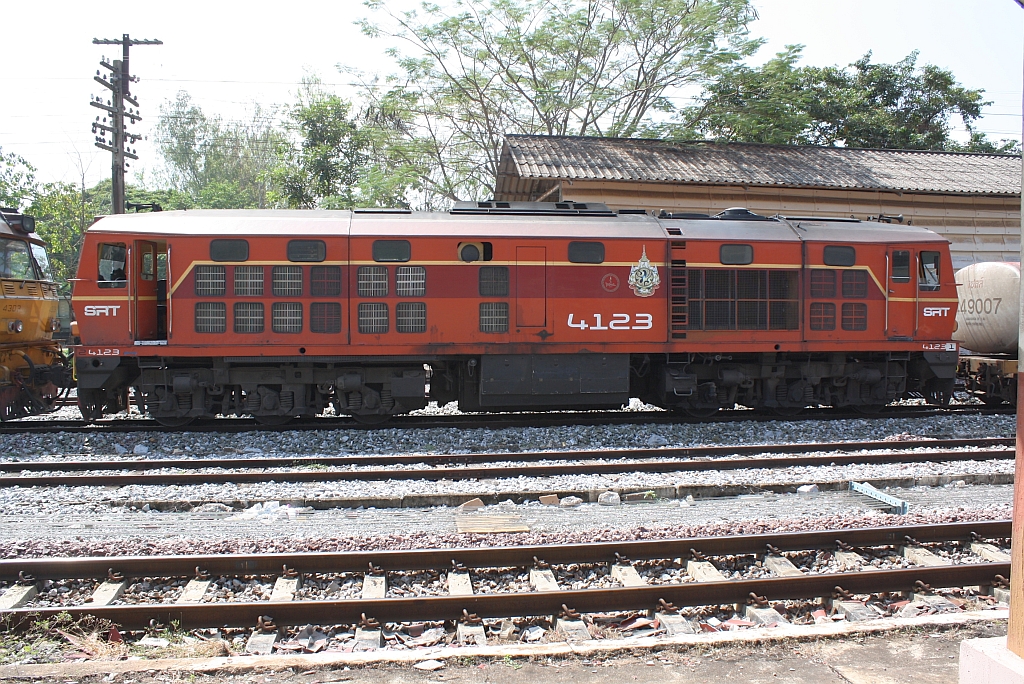 ALS 4123 (Co'Co', de, Alsthom, Bj.1974) am 04.November 2012 mit Zug 644 (Nakhon Lampang - Map Ta Phut) beim Kreuzungshalt im Bf. Den Chai.

