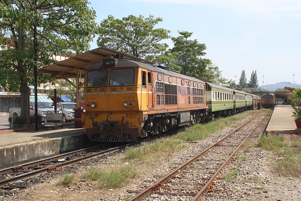 ALS 4124 (Co'Co', de, Alsthom, Bj.1974) mit dem ORD 446 (Hat Yai Junction - Chumphon) am 07.Jnner 2013 im Bf. Surat Thani.