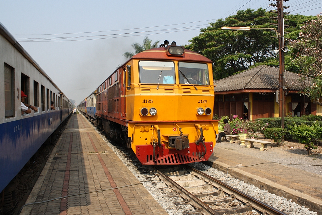 ALS 4125 (Co'Co', de, Alsthom, Bj.1974/75) am 13.Mrz 2011 im Bf. Nong Pladuk Junction.