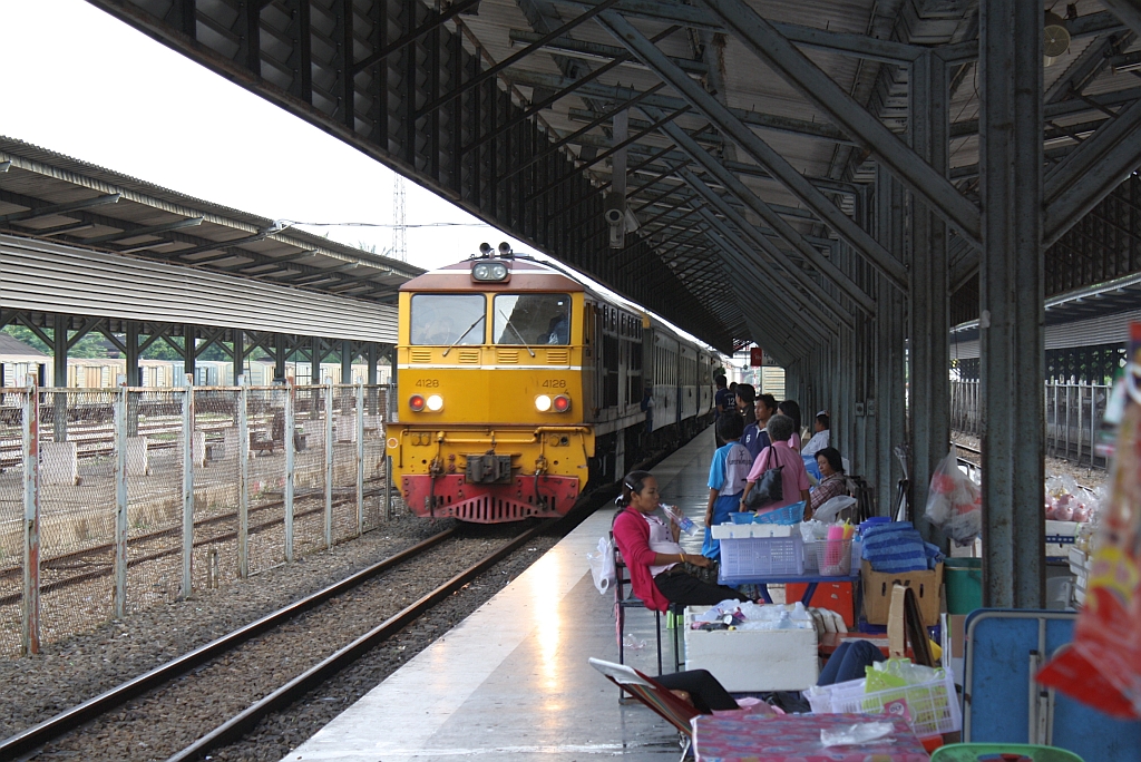 ALS 4128 (Co'Co', de, Alsthom, Bj.1974/75) fhrt am 11.Jnner 2012 mit dem ORD 463 im Bf. Hat Yai Junction auf Gleis 3 ein.
