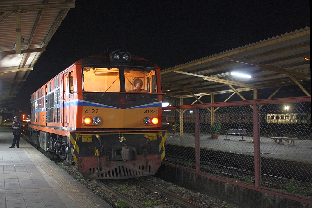 ALS 4132 (Co'Co', de, Alsthom, Bj.1974) am 07.Jnner 2013 im Bf. Surat Thani.


