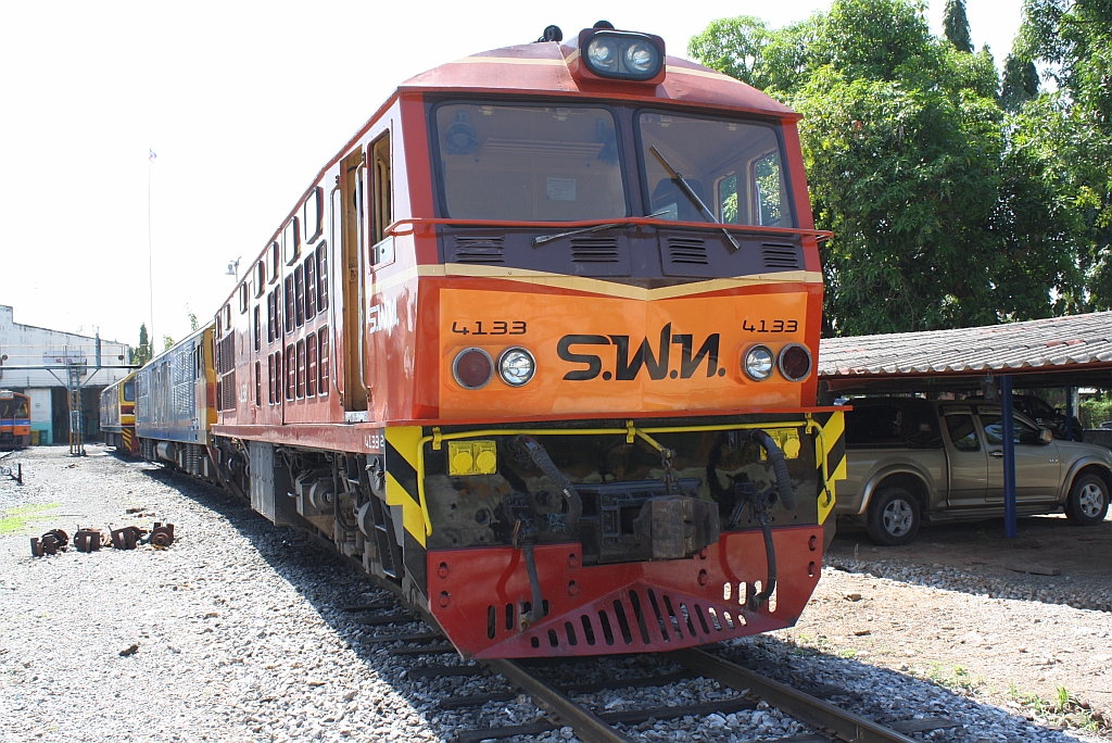 ALS 4133 (Co'Co', de, Alsthom, Bj.1974/75) auch schon im neuen Design am 26.Oktober 2011 im Depot Uttaradit.
