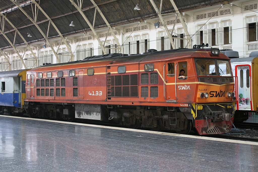 ALS 4133 (Co'Co', de, Alsthom, Bj.1974) ist am 26.Oktober 2012 im Bf. Hua Lamphong angekommen.

