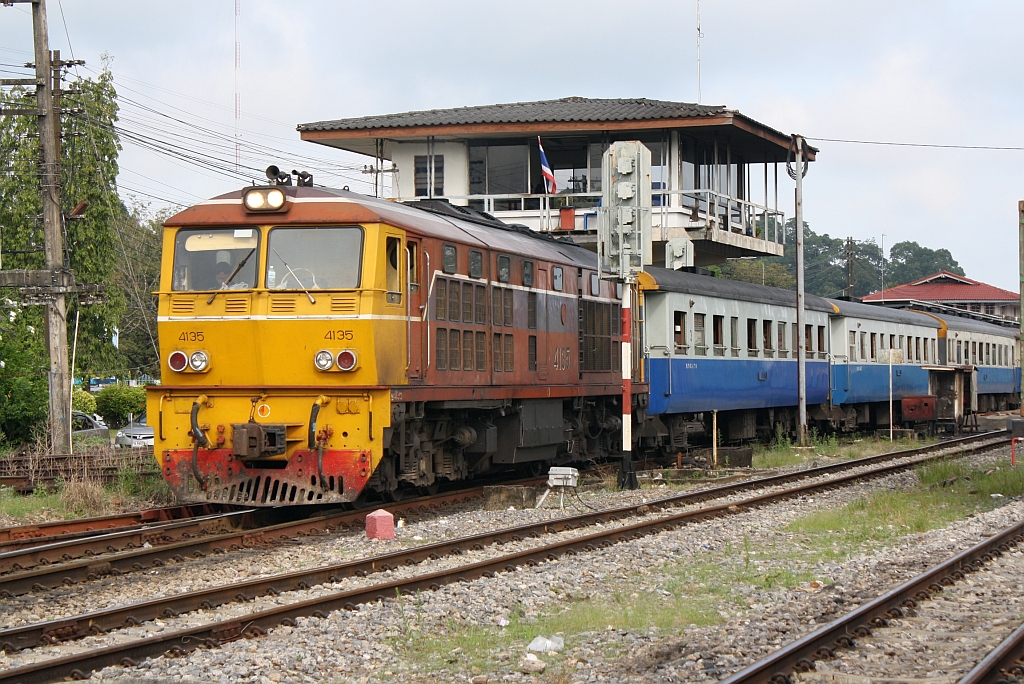ALS 4135 (Co'Co', de, Alsthom, Bj.1974/75) mit dem RAP 173 (Bangkok - Nakhon Si Thammarat) verlsst am 26.Oktober 2010 den Bf.Thung Song Junction in Richtung Khao Chum Thong.

