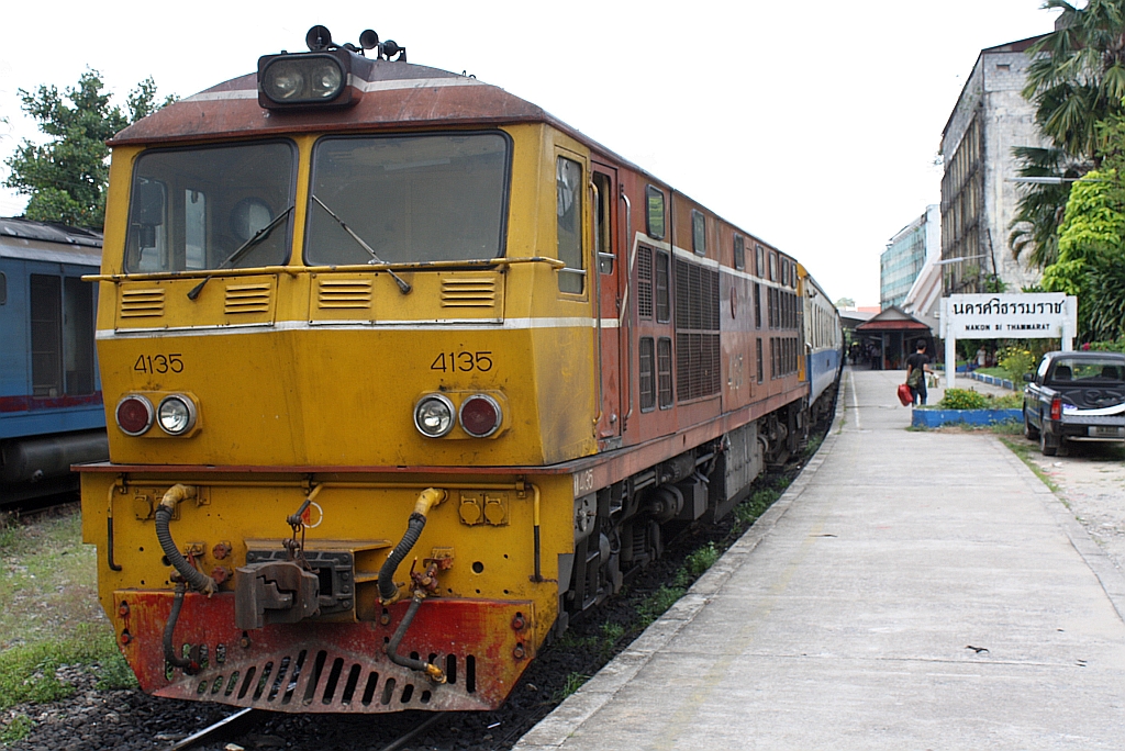 ALS 4135 (Co'Co', de, Alsthom, Bj.1974/75) vor dem RAP 174 nach Bangkok am 26.Oktober 2010 im Bf. Nakhon Si Thammarat.