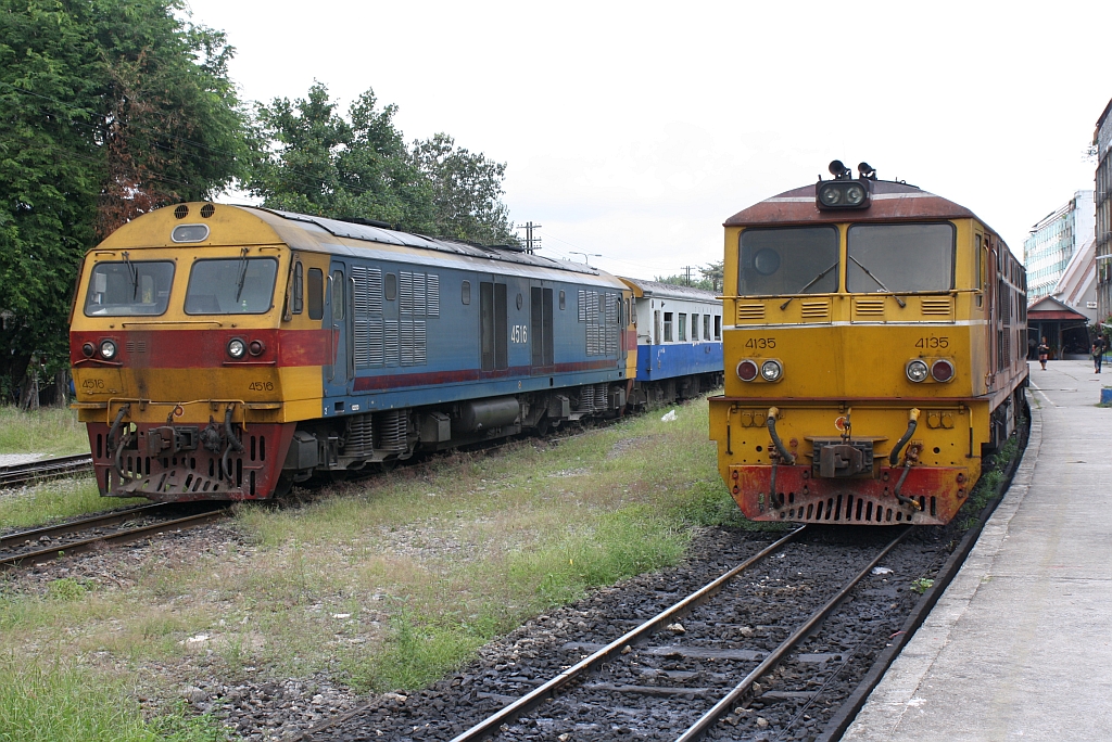 ALS 4135 (Co'Co', de, Alsthom, Bj.1974/75) vor dem RAP 174 und HID 4516 (Co'Co', de, Hitachi, Bj.1993) mit dem Wagensatz des EXP 86, beide nach Bangkok, am 26.Oktober 2010 im Bf. Nakhon Si Thammarat. 

