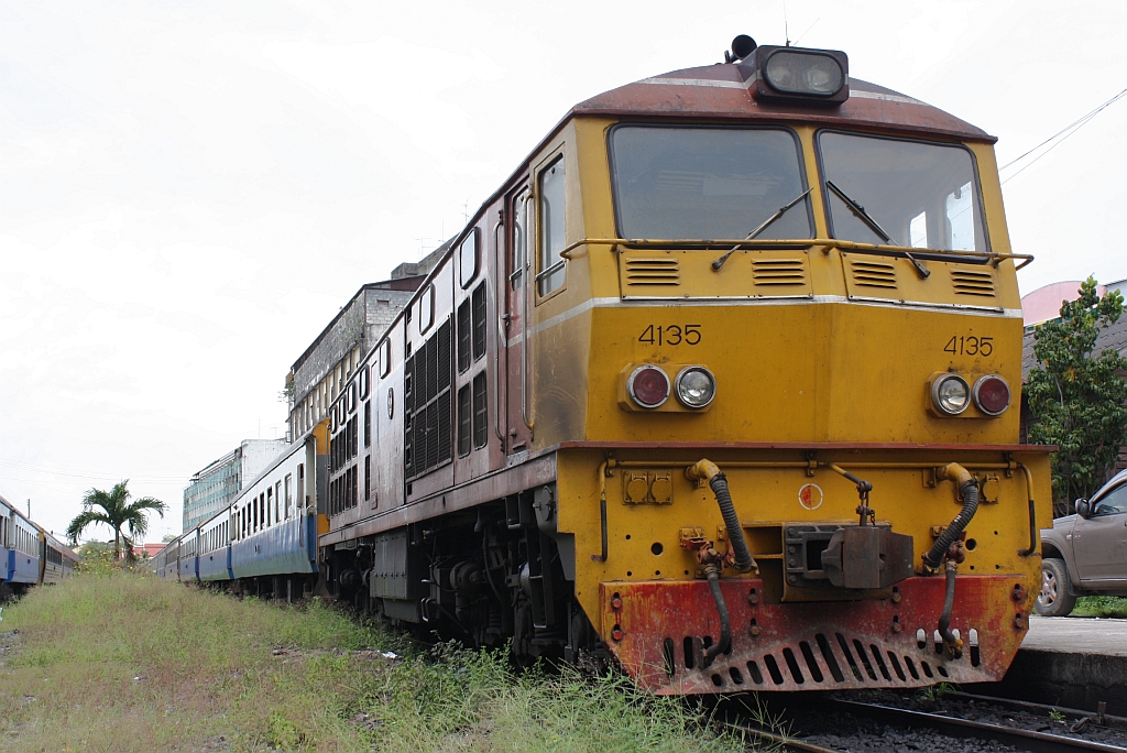 ALS 4135 (Co'Co', de, Alsthom, Bj.1974/75) vor dem RAP 174 nach Bangkok am 26.Oktober 2010 im Bf. Nakhon Si Thammarat.