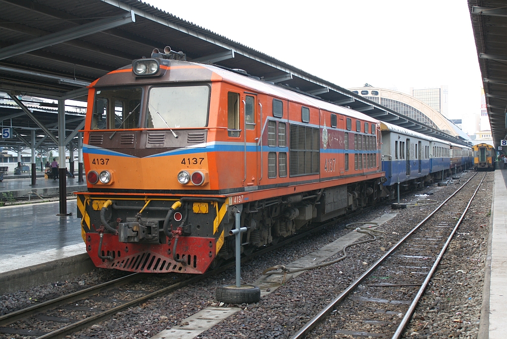 ALS 4137 (Co'Co', de, Alsthom, Bj.1974) am 17.Mai 2012 abfahrbereit mit dem RAP 135 nach Ubon Ratchathani auf Gleis 7 des Bf. Hua Lamphong. 

