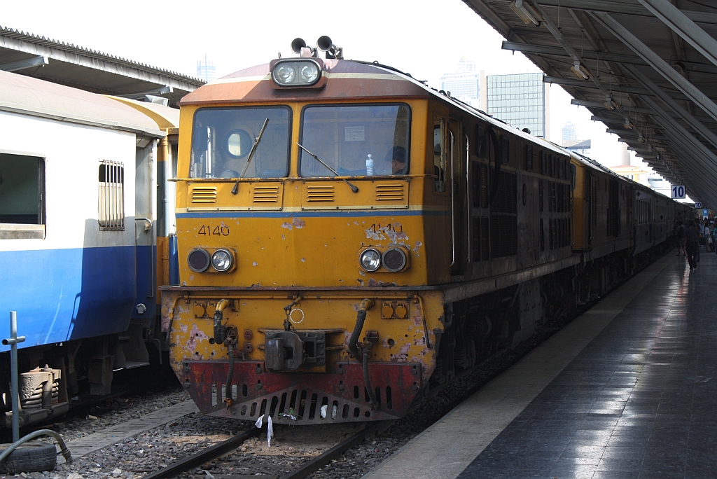 ALS 4140 (Co'Co', de, Alsthom, Bj.1974) am 14.Mai 2012 auf Gleis 10 des Bf. Hua Lamphong. 

