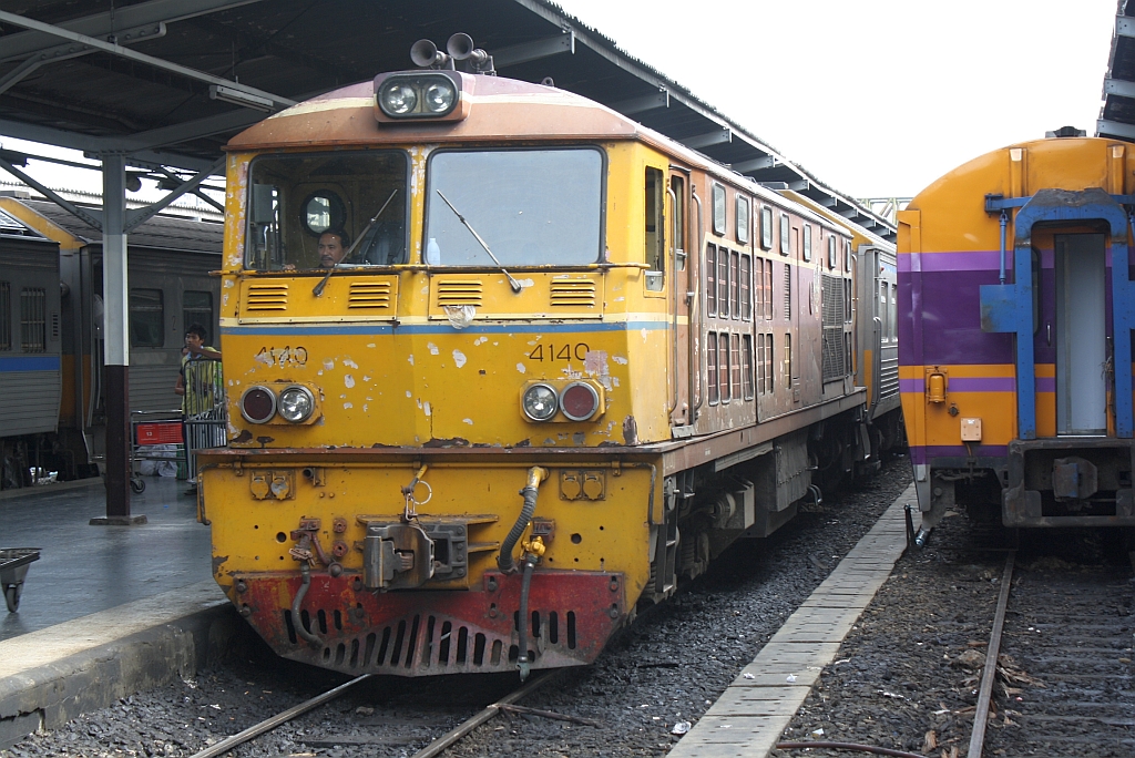 ALS 4140 (Co'Co', de, Alsthom, Bj.1974) ist am 24.Juli 2012 im Bf. Hua Lamphong angekommen.