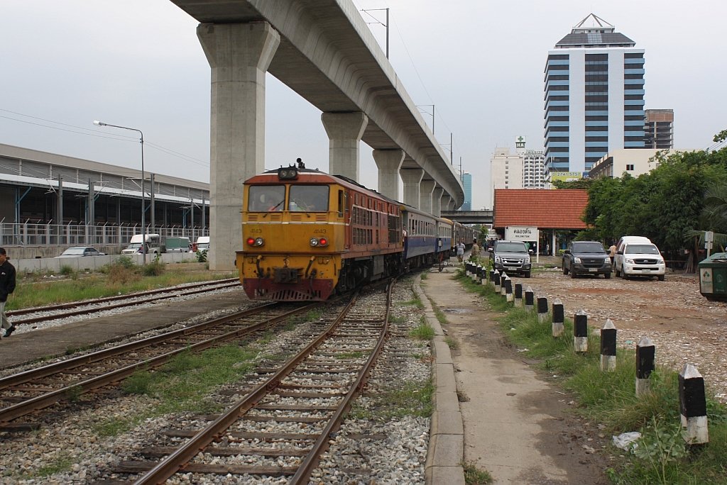 ALS 4143 (Co'Co', de, Alsthom, Bj.1974/75) mit dem ORD 372 von Prachin Buri nach Bangkok am 17.M�rz 2011 im Bf. Khlong Tan.