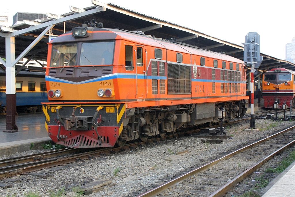 ALS 4144 (Co'Co', de, Alsthom, Bj.1974) am 17.Mrz 2012 im Bf. Hua Lamphong.

