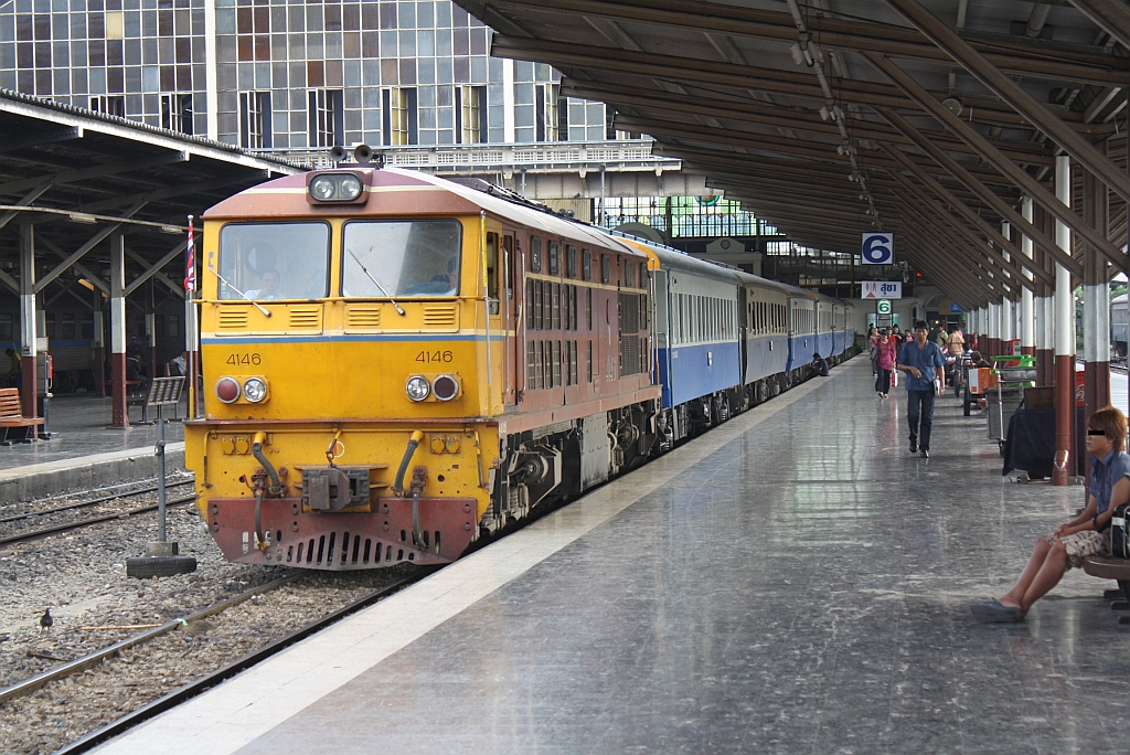 ALS 4146 (Co'Co', de, Alsthom, Bj.1974/75) vor einem ORD am 06.Dezember 2010 im Bf. Hua Lamphong.