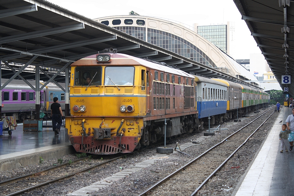 ALS 4146 (Co'Co', de, Alsthom, Bj.1974) am 08.Juni 2012 mit einem ORD abfahrbereit auf Gleis 7 im Bf. Hua Lamphong.