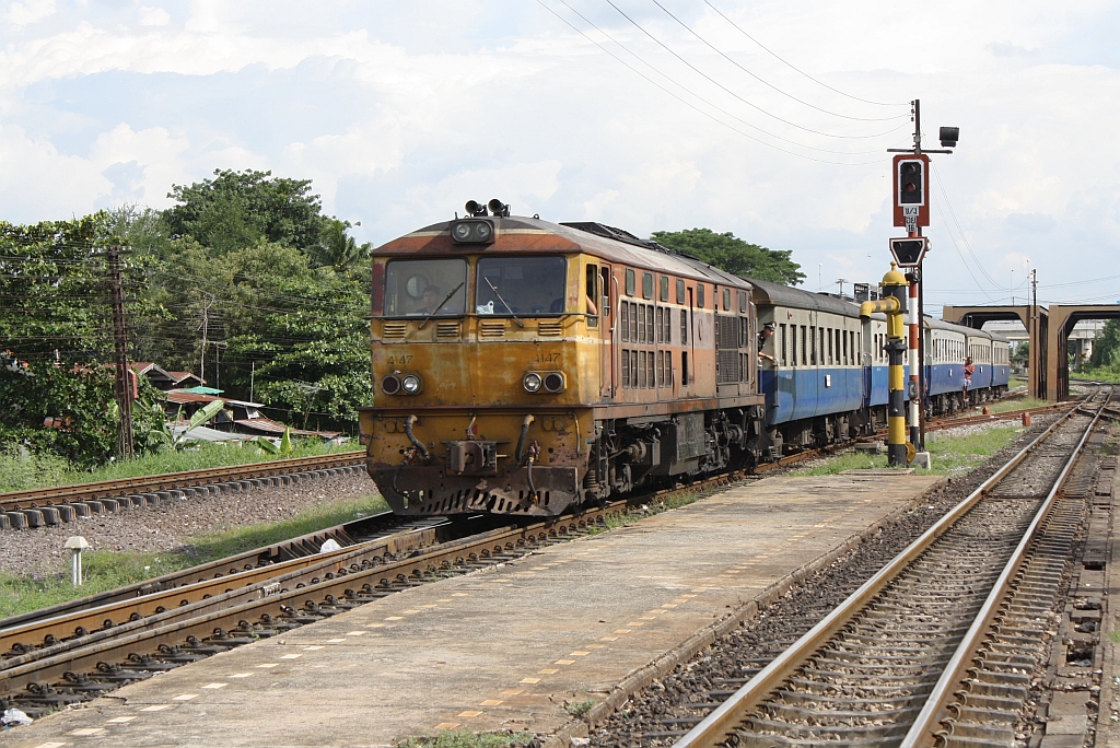 ALS 4147 (Co'Co', de, Alsthom, Bj.1974/75) fhrt am 22.August 2010 mit dem ORD 207 (Bangkok - Nakhon Sawan) in den Bf. Ayutthaya ein.