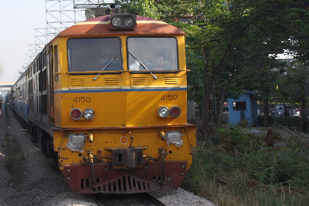 ALS 4150 (Co'Co', de, Alsthom, Bj.1974/75) kurz vor dem  Bf. Lak Si am 05.Dezember 2010 in Richtung Hua Lamphong fahrend.