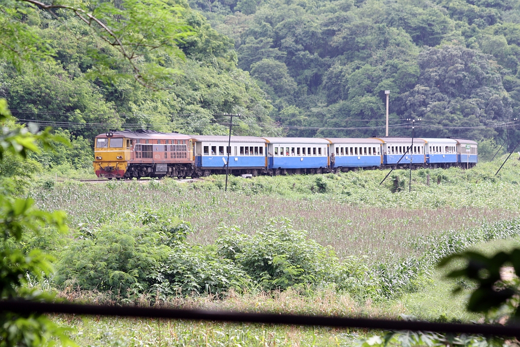 ALS 4153 (Co'Co', de, Alsthom, Bj.1974/75) mit dem ORD 233 (Bangkok - Surin) bei der Einfahrt in den Bf. Hin Lap am 23.August 2010.